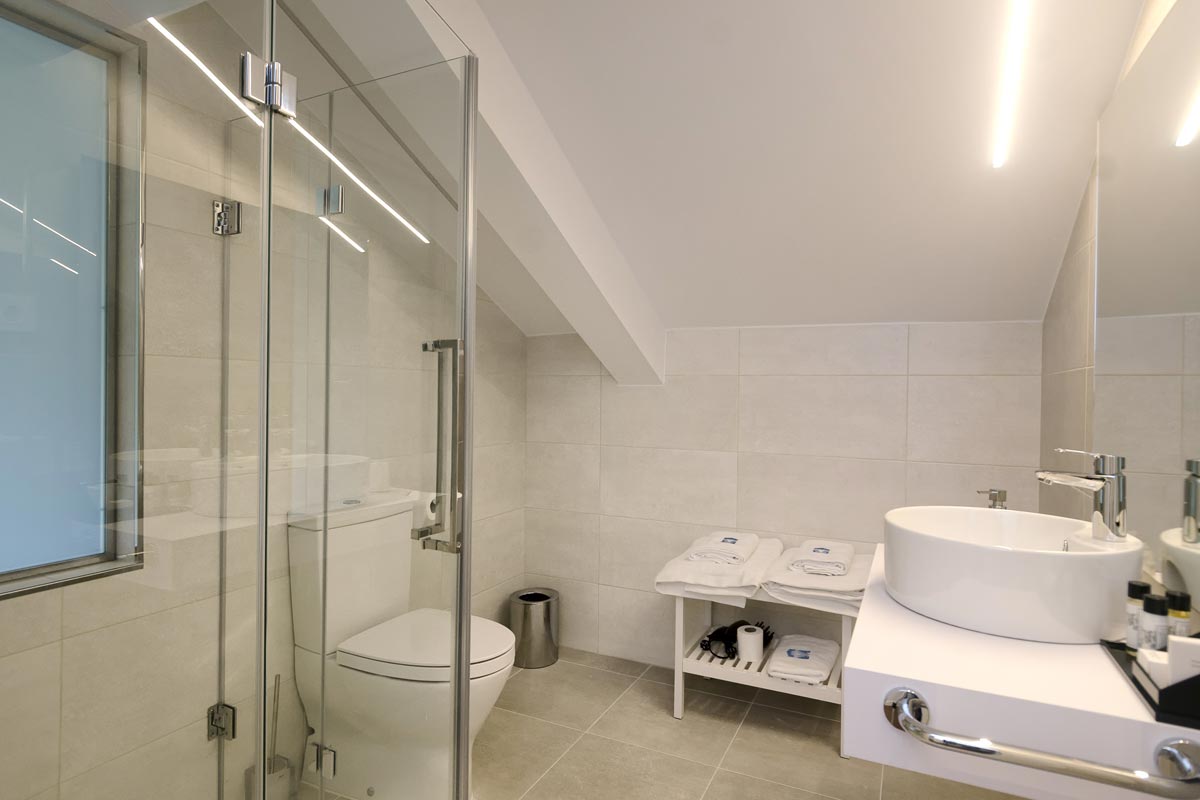 SUITE ABUHARDILLADA: ROBLEU